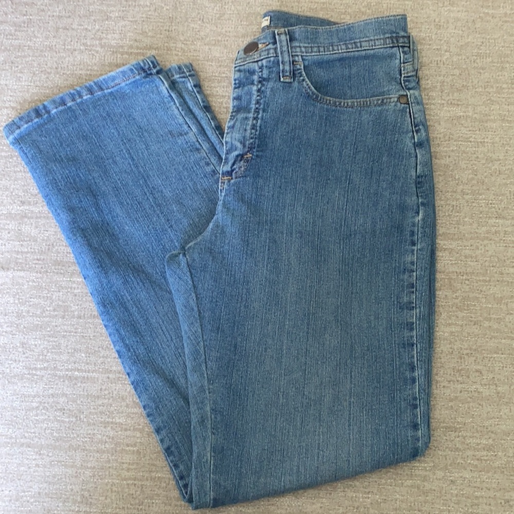Lee classic fit straight leg at the waist jeans. Size 6P - Picture 3 of 8